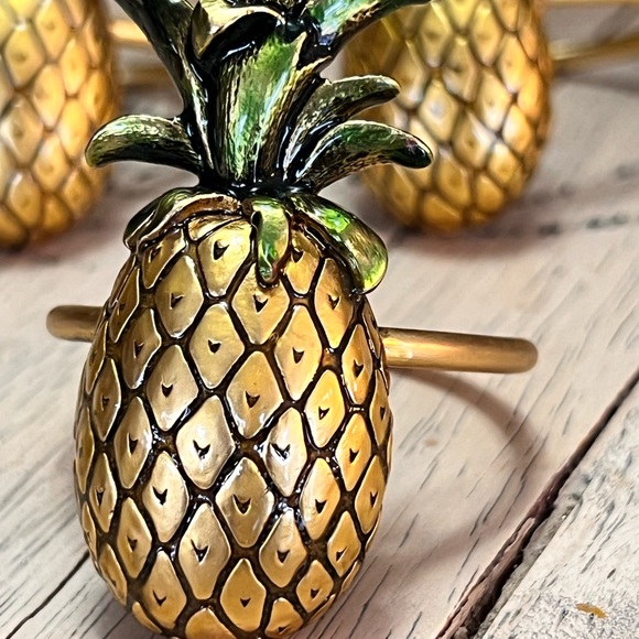 Vintage golden pineapple napkin rings set of 7 napkin holders - Picture 5 of 7